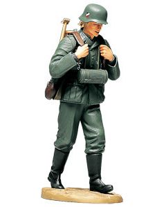 1/16 Tamiya World Figure #11 WWII German Machine Gun Ammo-Belt Loader (Carrying Tripod) - Official Product Image